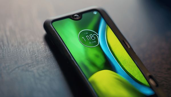 Un smartphone Motorola percutant avec le moto g13